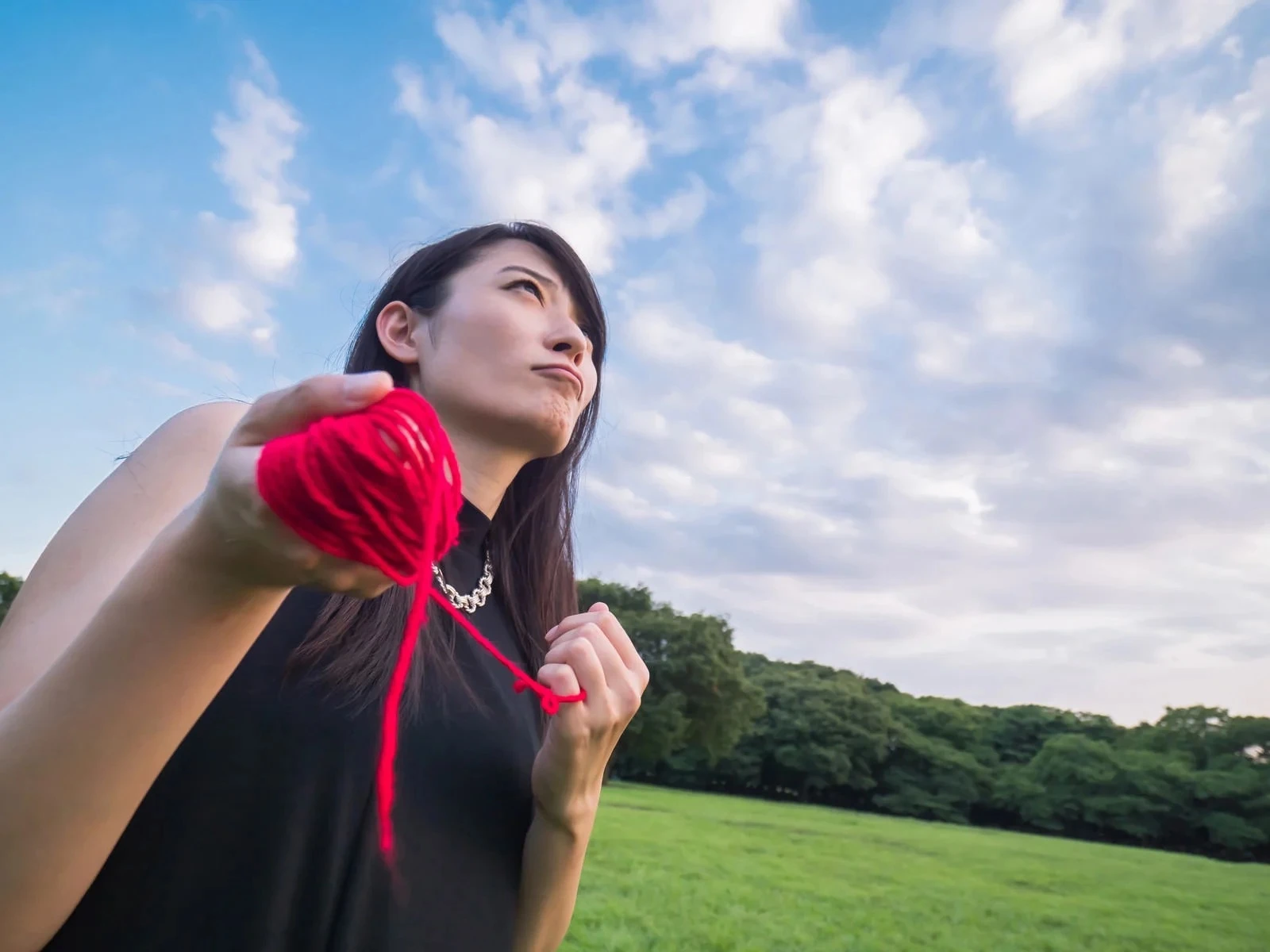 運命の赤い糸を持つ若い女性