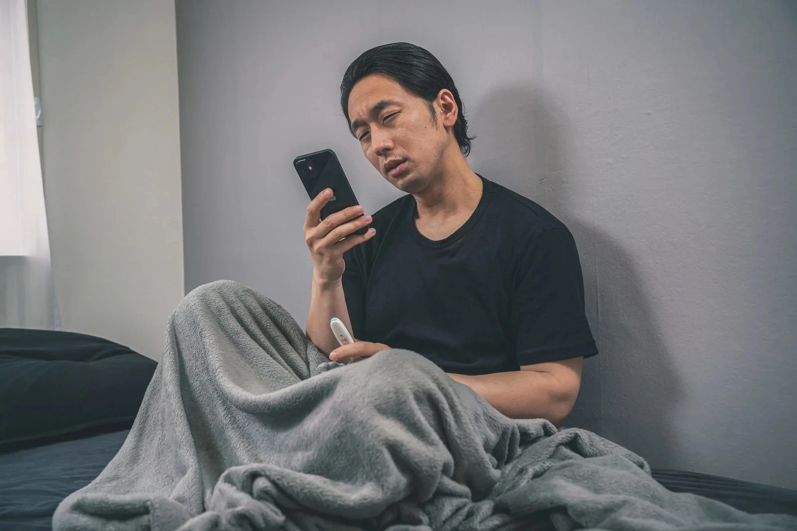スマホに魅入る孤独な男性