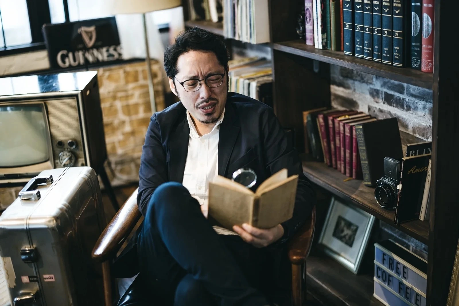 読書で自分の内面を見つめる男性
