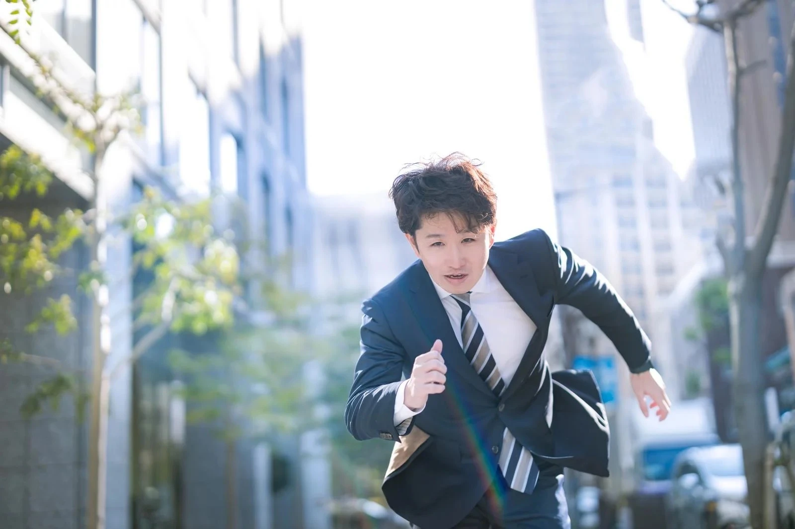 彼女の元へ走る背広姿の青年