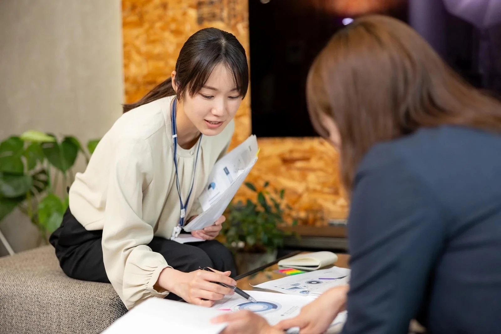 カウンセラーの話を熱心に聴く女性