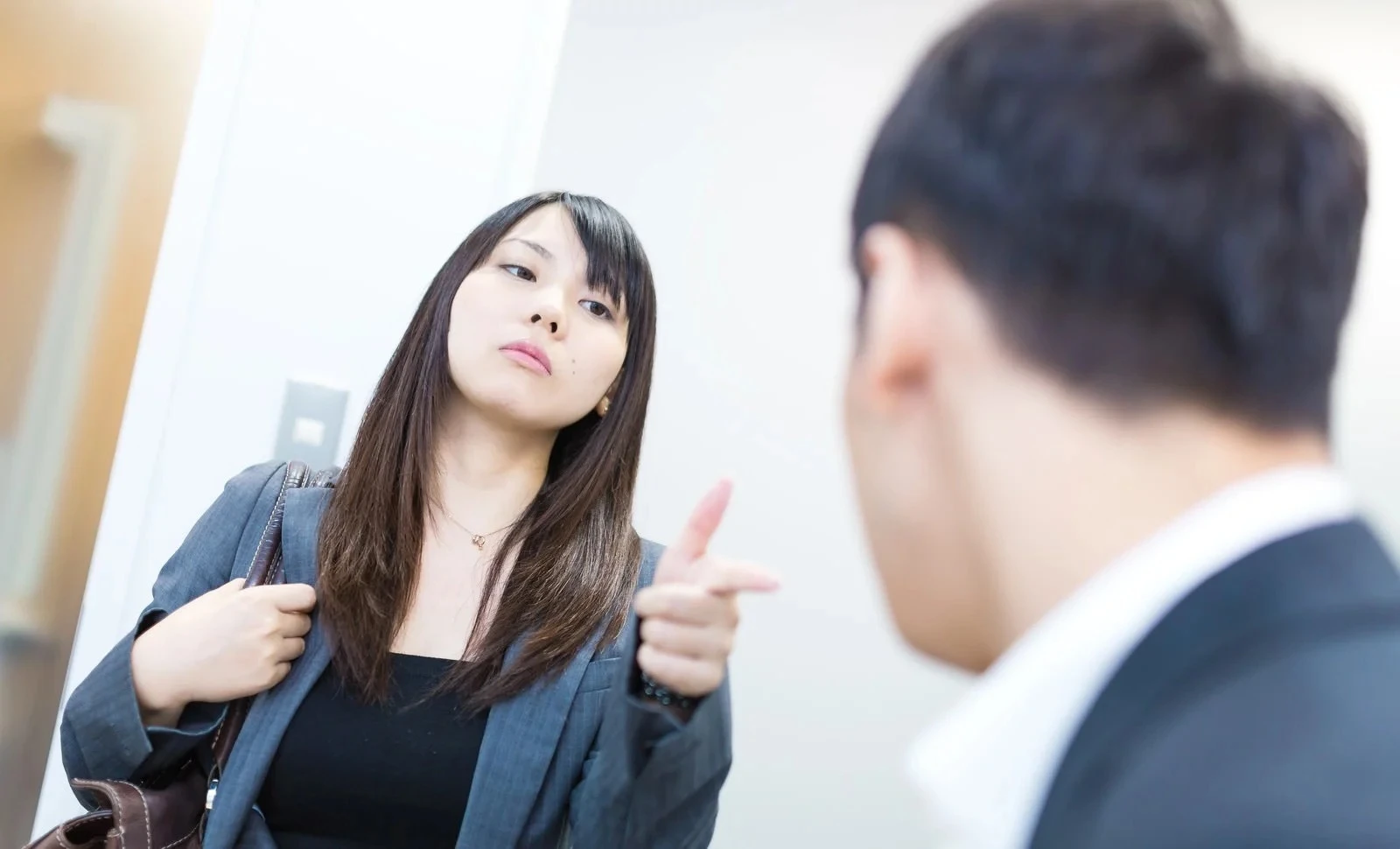 婚活相手に抗議する女性