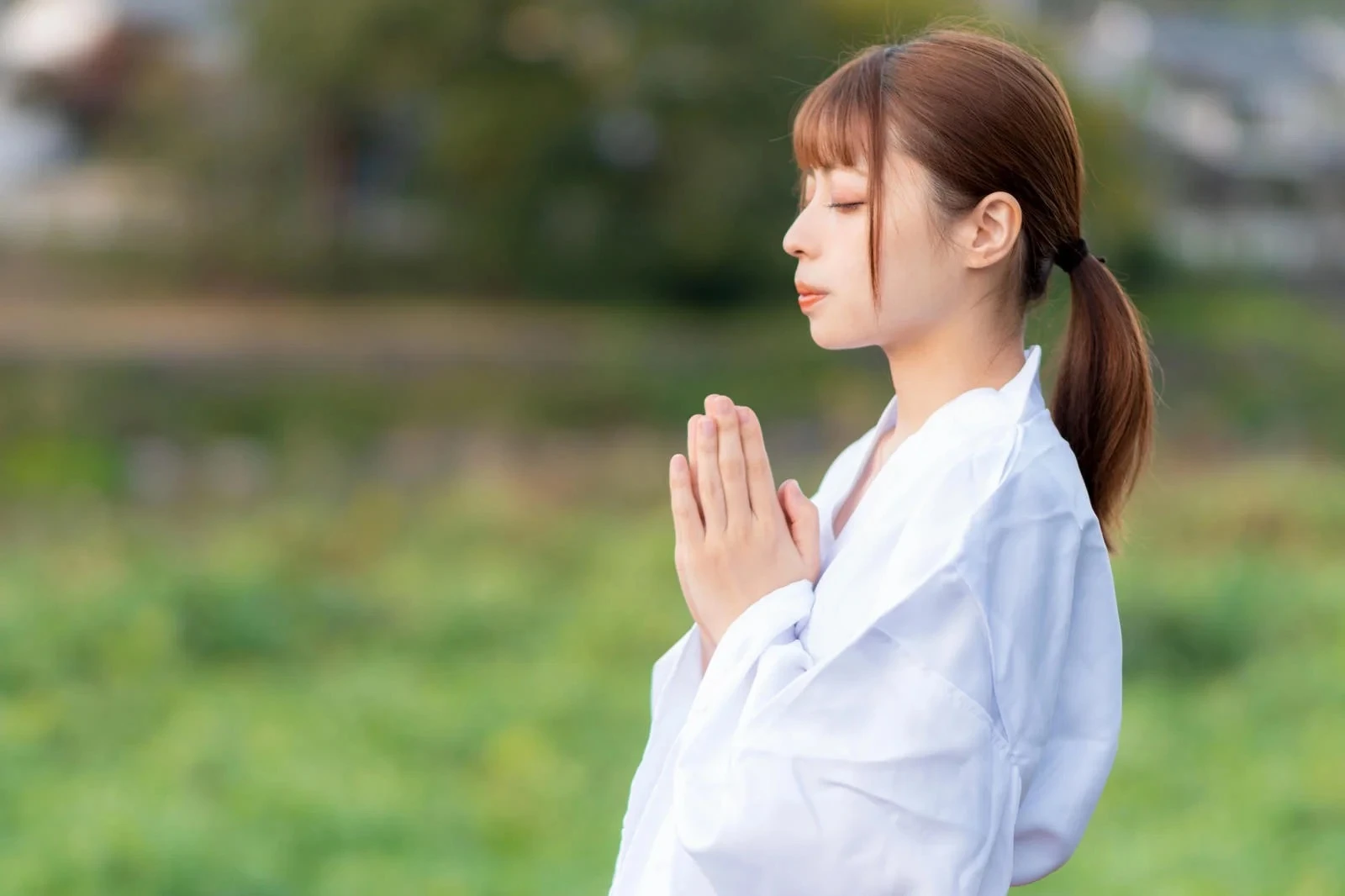 祈りのワークをする女性