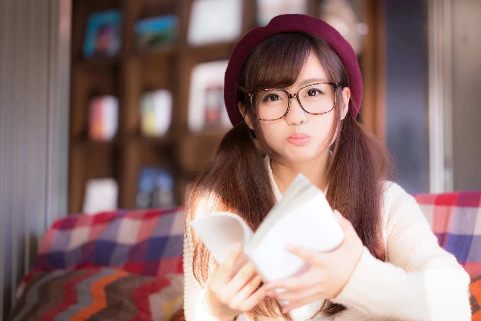 読書に集中する若い女性