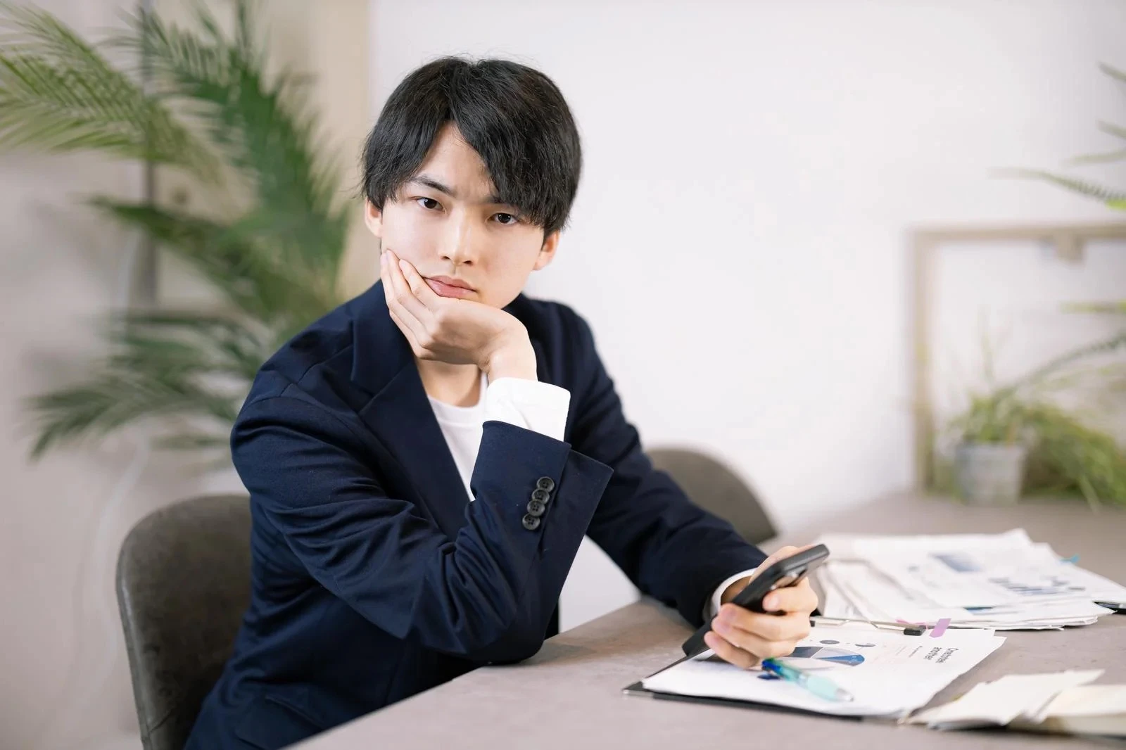自責に駆られ呆然と座る男性