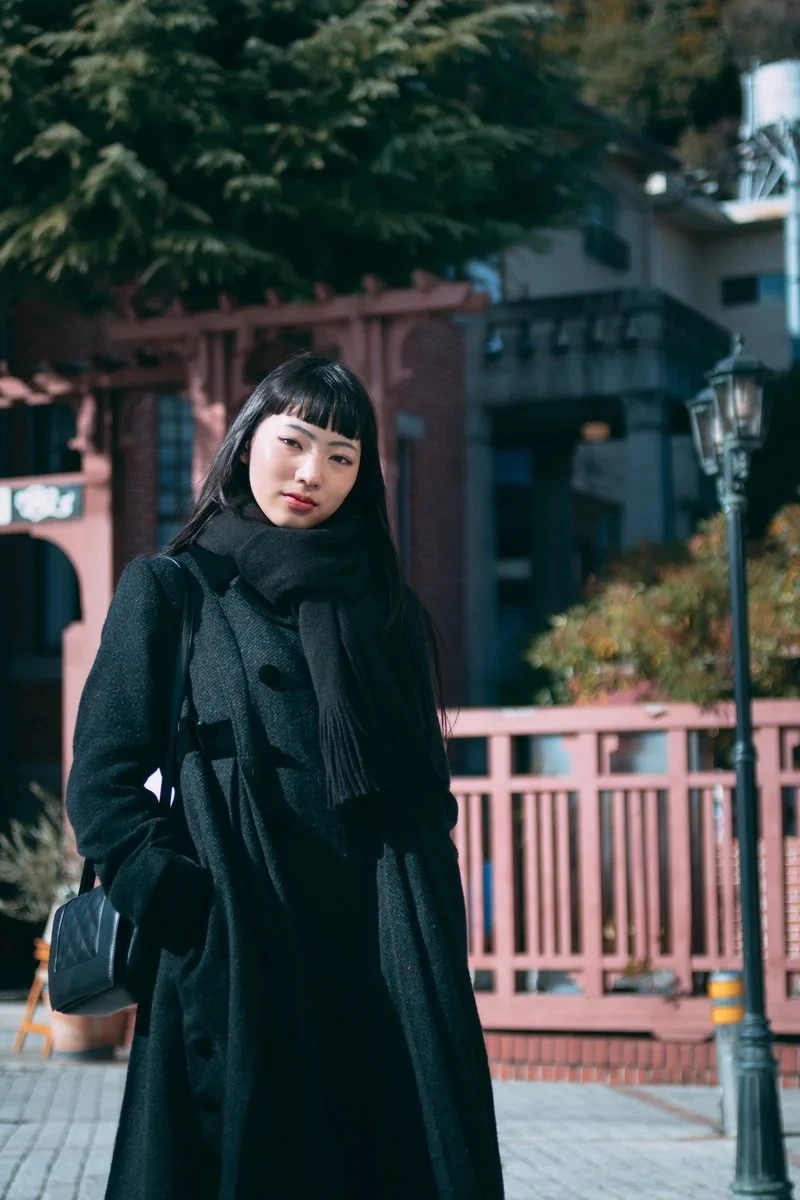 自分らしく生きると決めて佇む女性