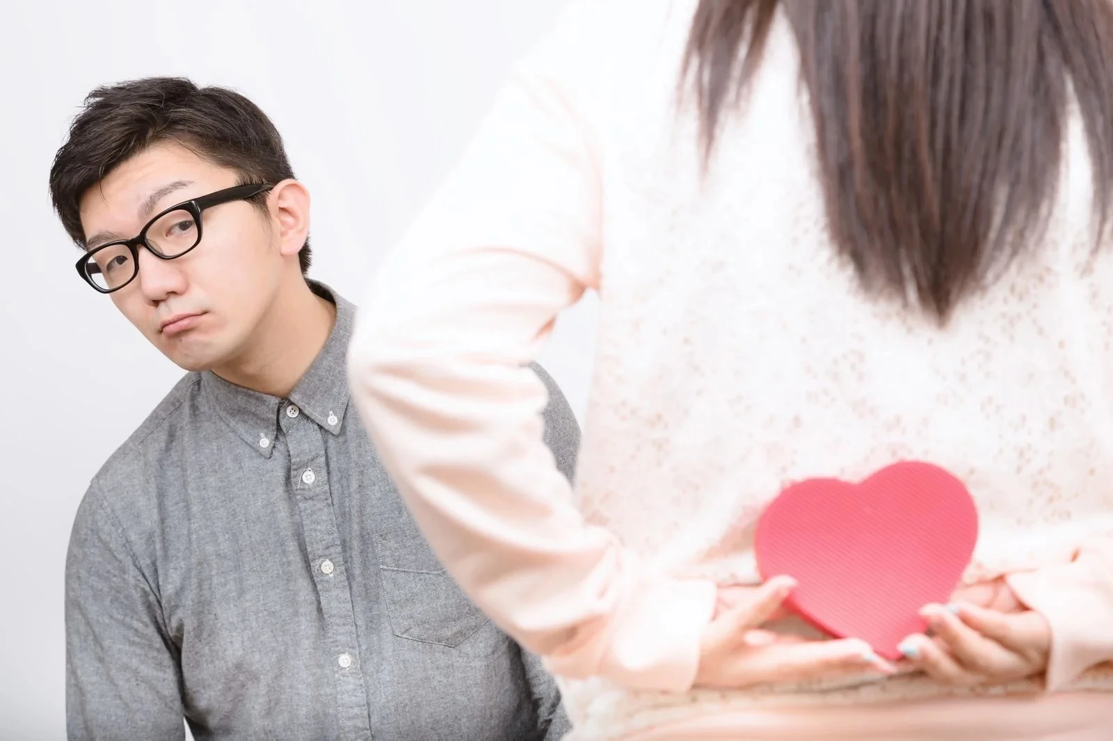 思い切って愛を告白する直前の女性の後ろ姿