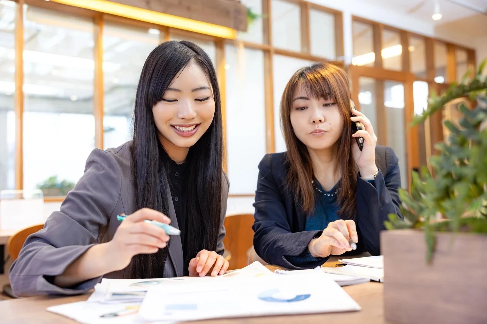 相談員と話し合う婚活女性