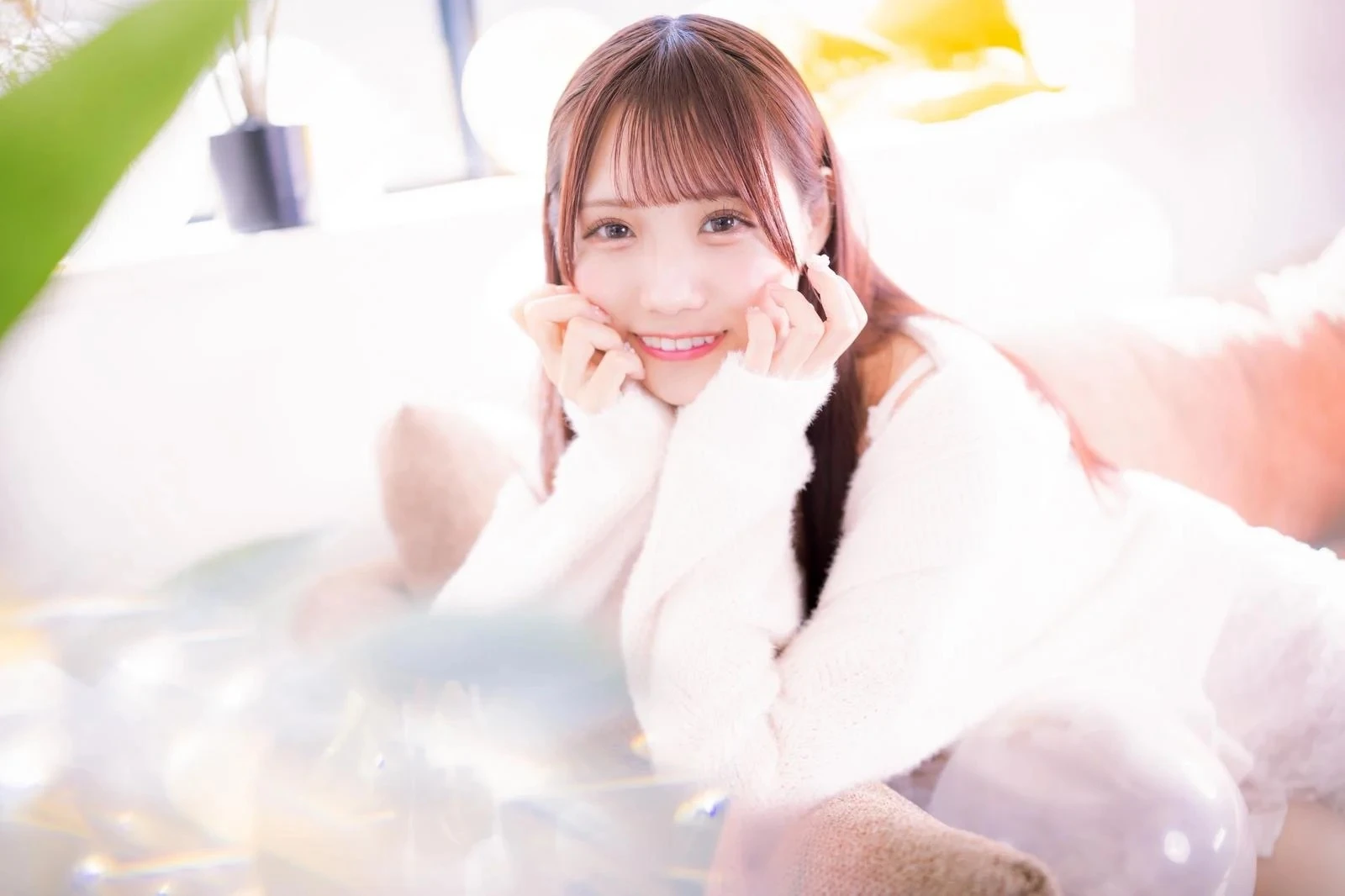 自己陶酔顔の若い女性