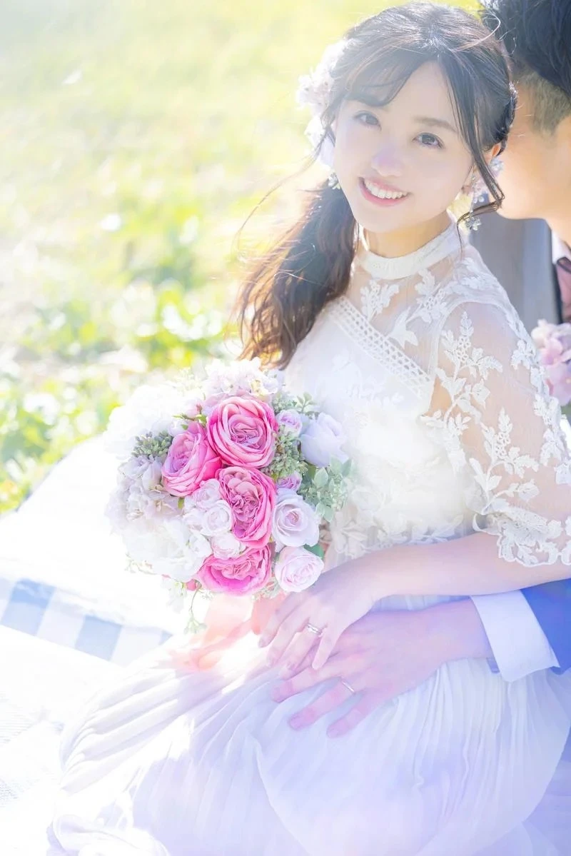 結婚式を終え花束を片手に微笑む花嫁