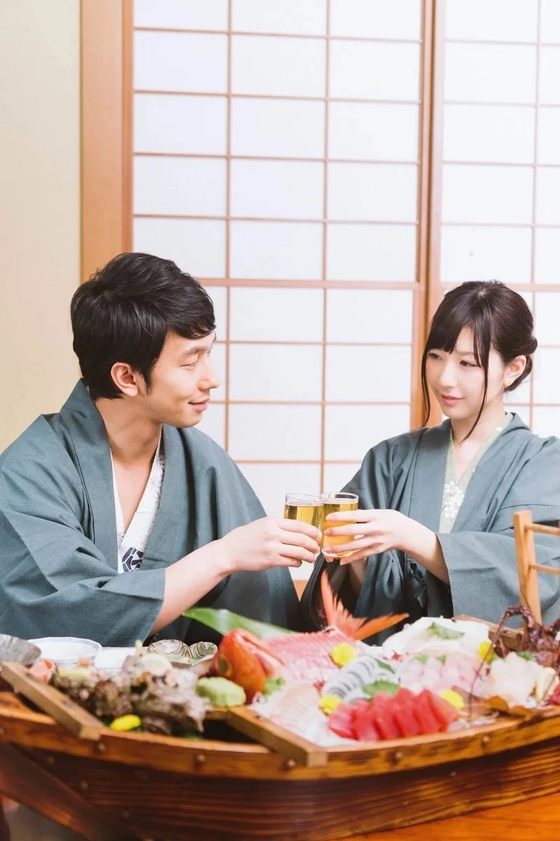 旅先の旅館でくつろぐ男女