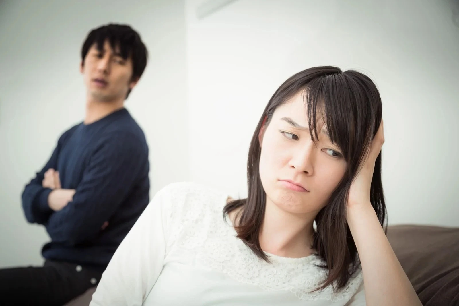 男性からそっぽを向く女性