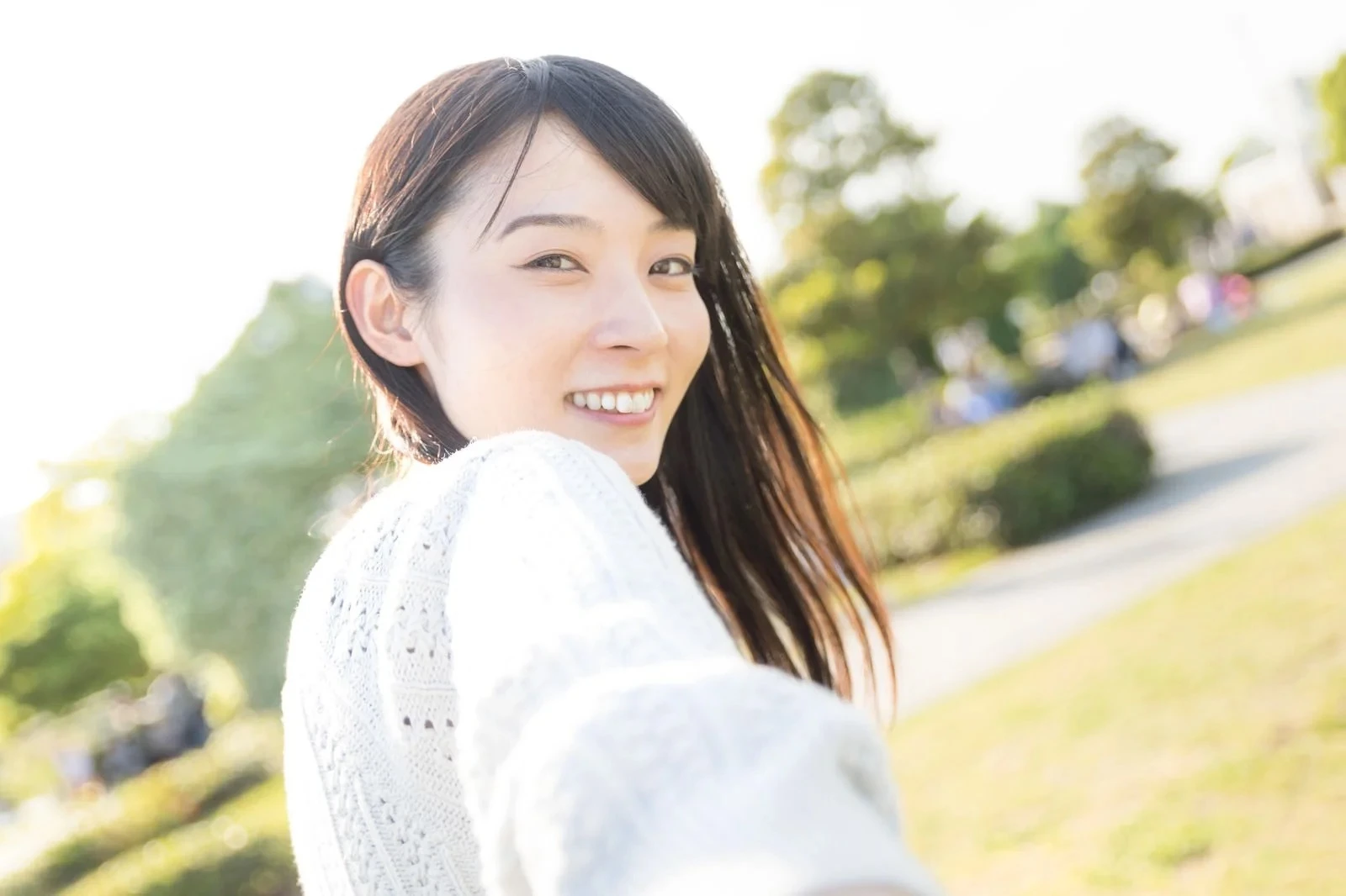 彼の腕を引っ張る女性