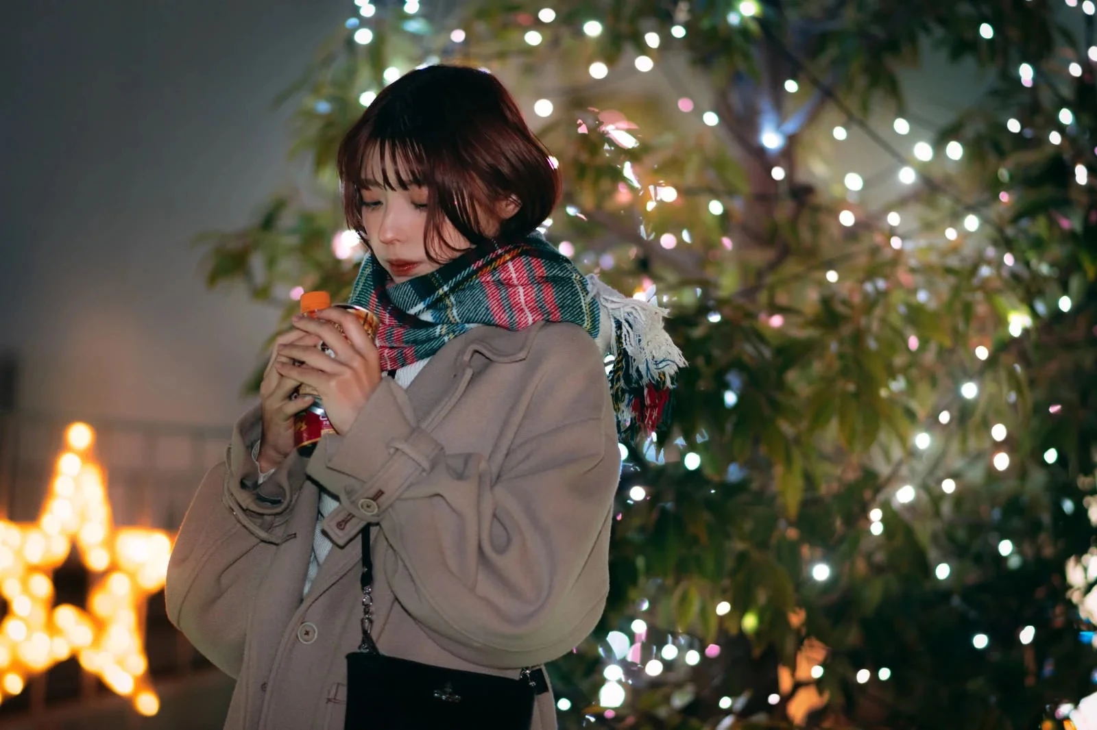 スマホを手に彼を待つ女性