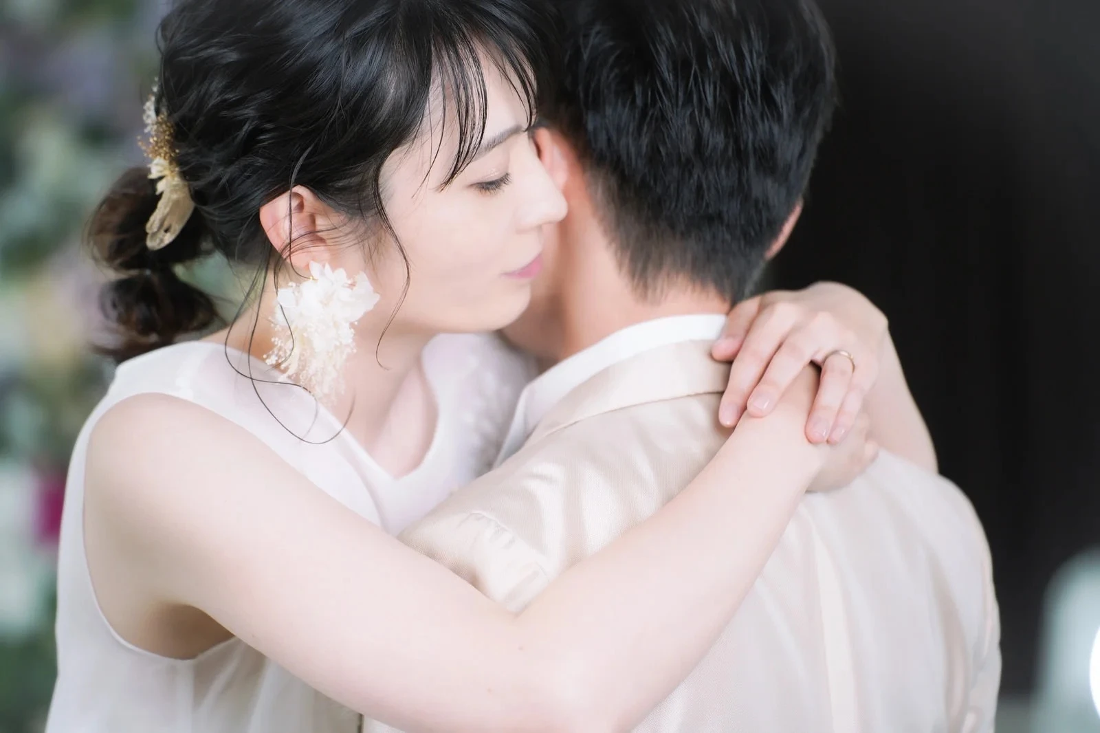 結婚式で彼を優しくハグする若い女性