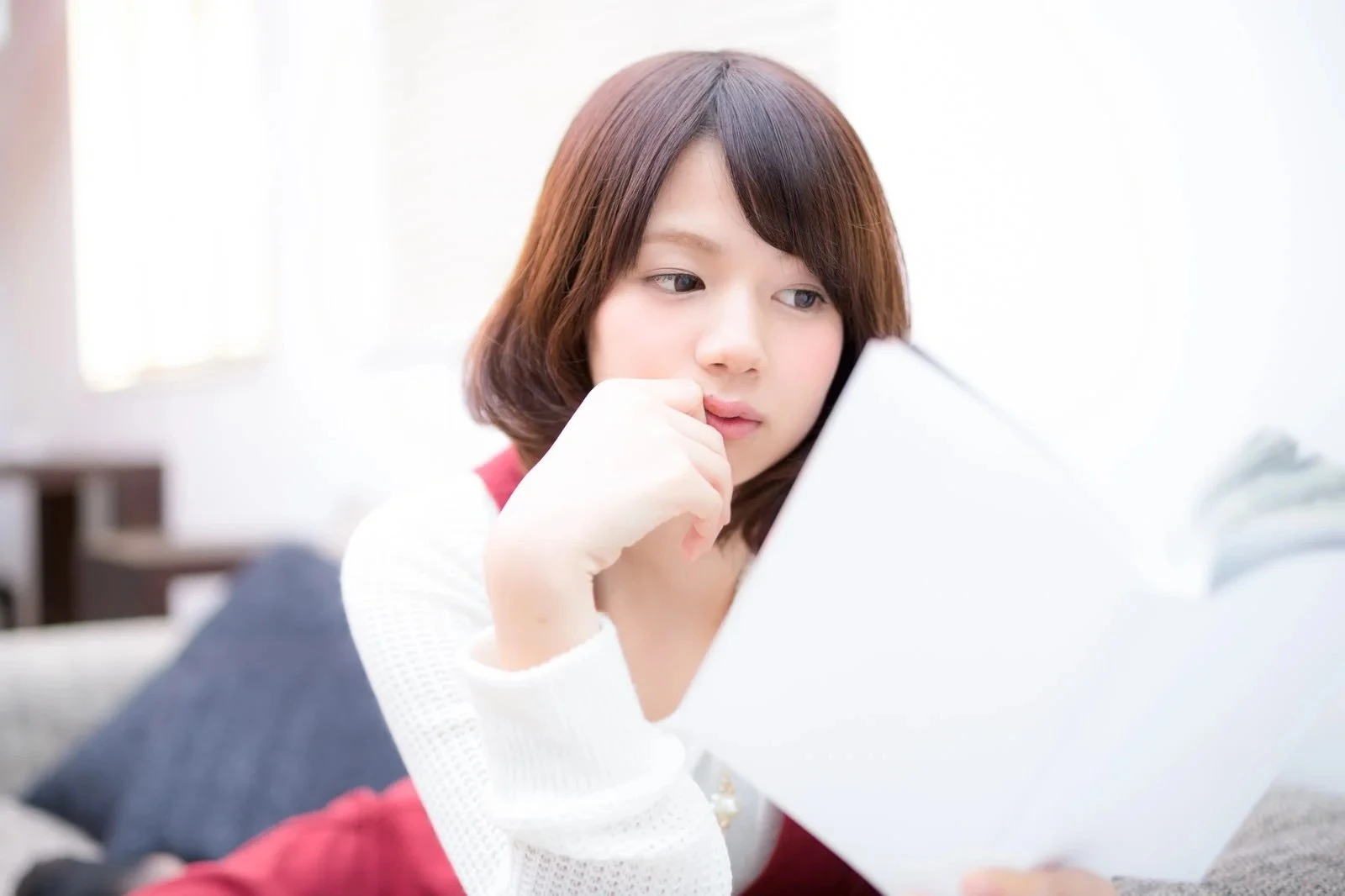 読書する女性