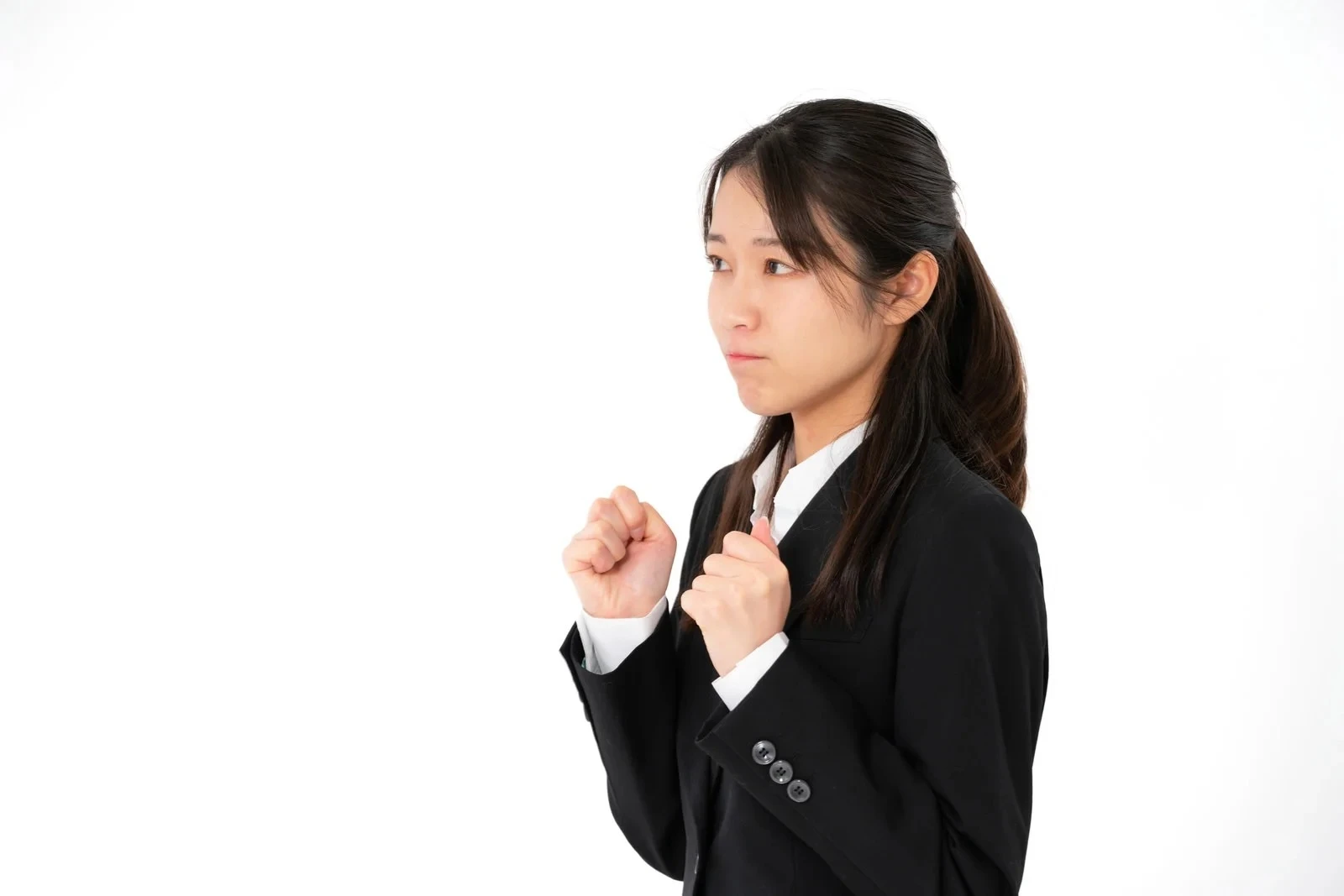 黒のスーツでやる気を見せる女性