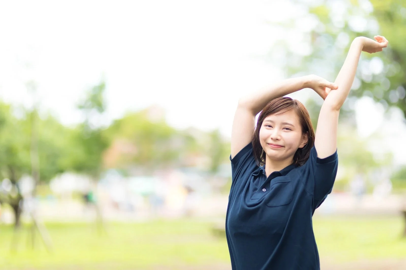 自然の中でリフレッシュする女性