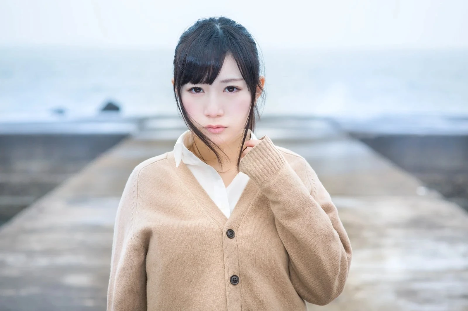 真っ直ぐに正面を見つめる若い女性