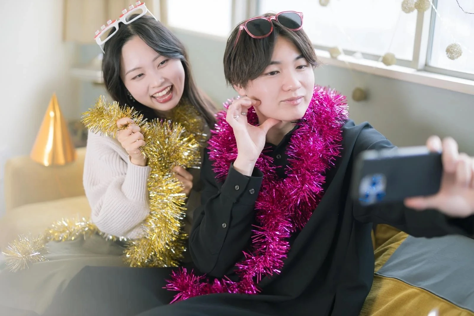 2人だけのパーティで自撮りする彼氏