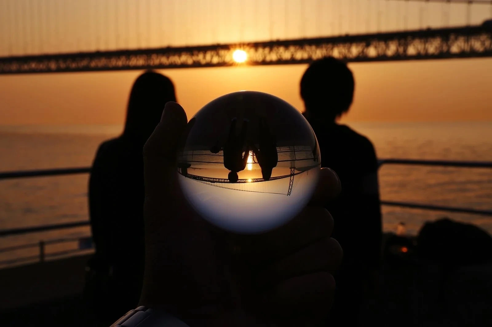 大きな水晶玉で未来を占うカップル