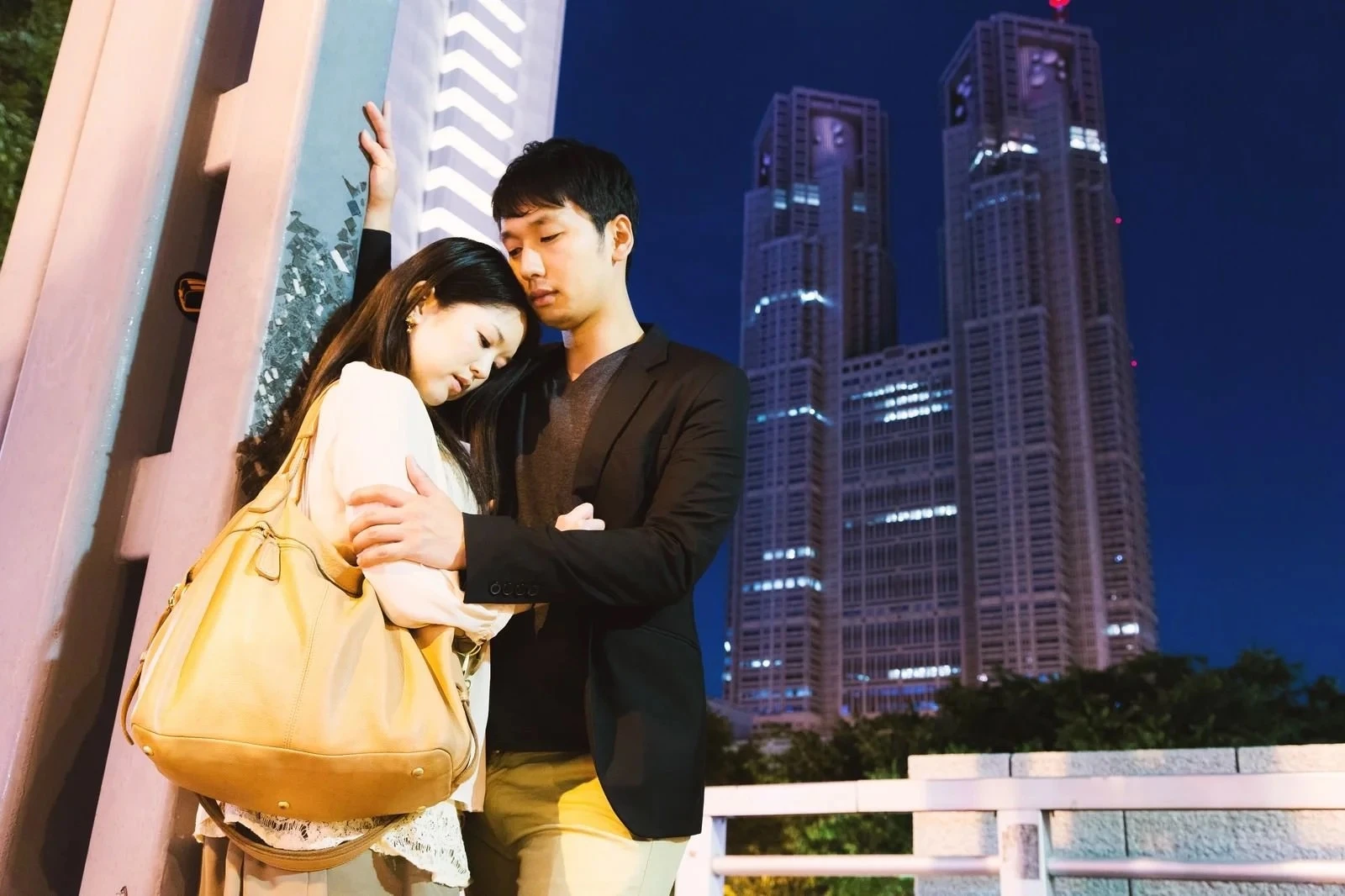 ロマンチックな夜景を背景に抱き合うカップル