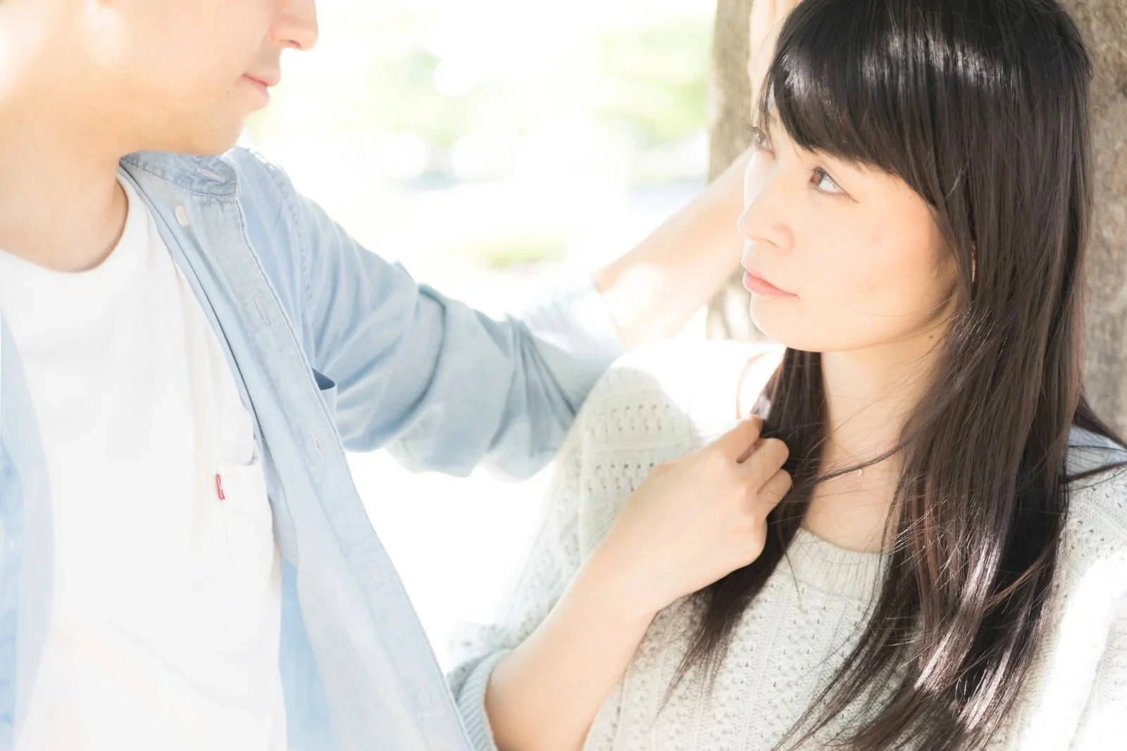 彼氏の愛に応えるように上を向く彼女