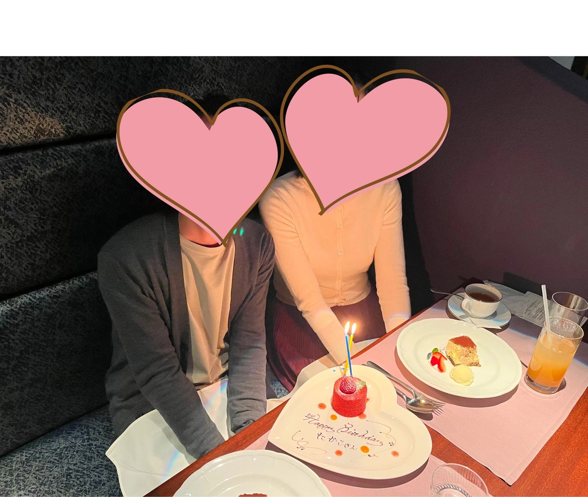 成婚記念のプレートの前で記念撮影する二人