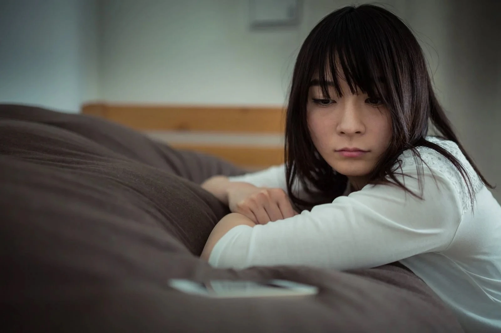 虚な表情で見つめ返す女性