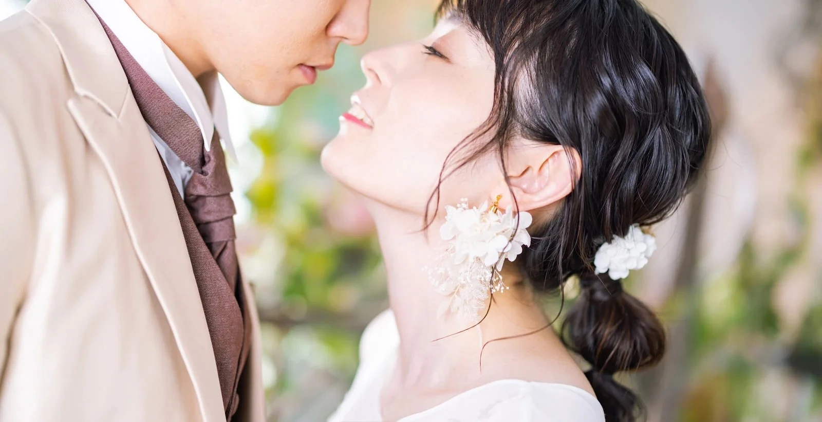 結婚式でキス寸前の新婦の横顔
