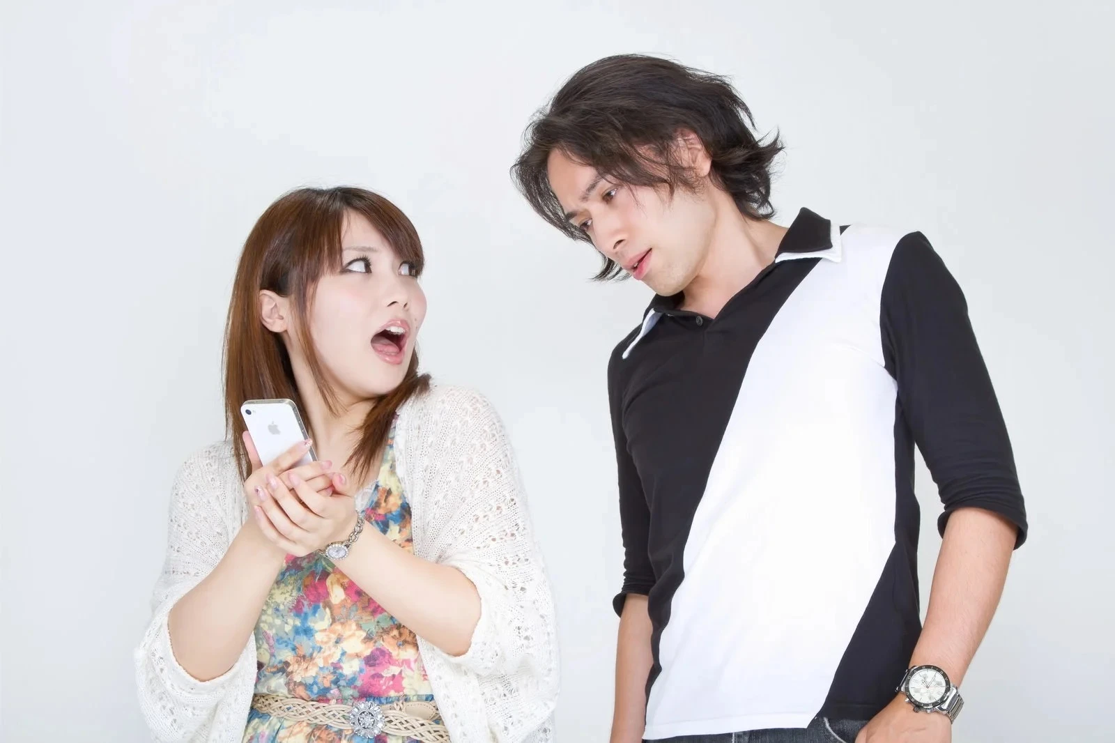 彼にスマホを覗かれて驚く彼女