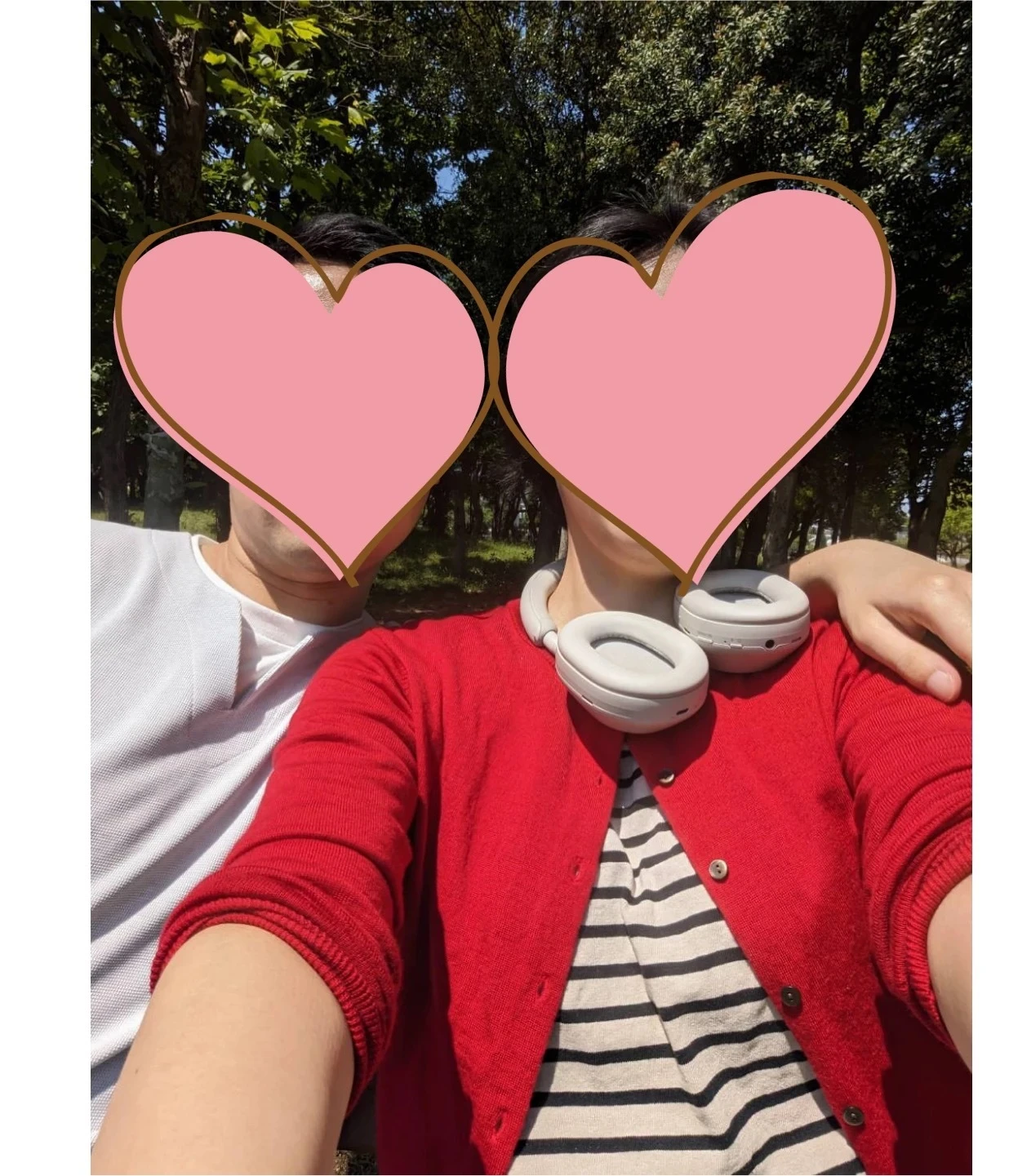 カップルで自撮りをする若い男女