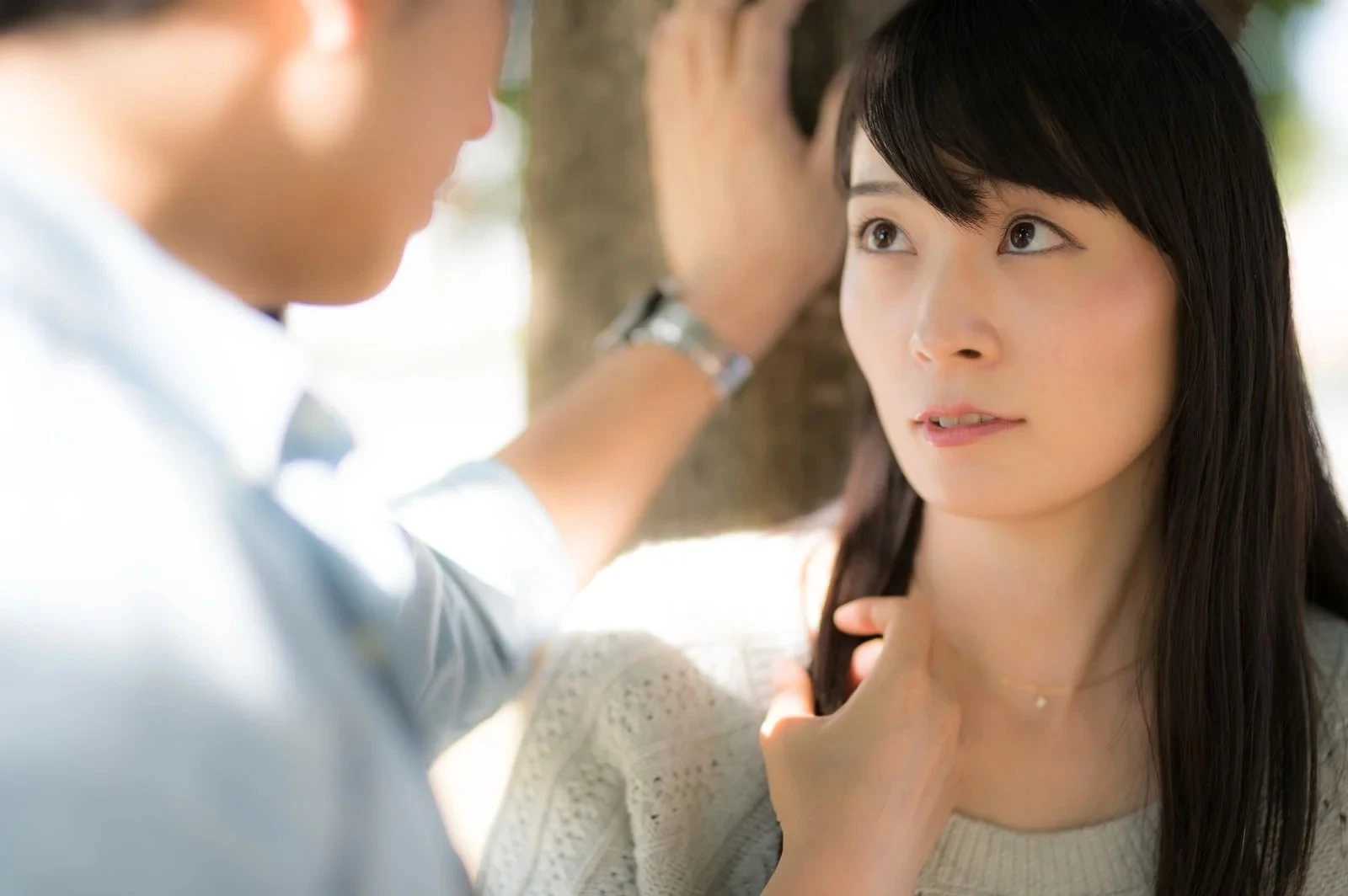 見つめ合うカップルの女性の顔アップ