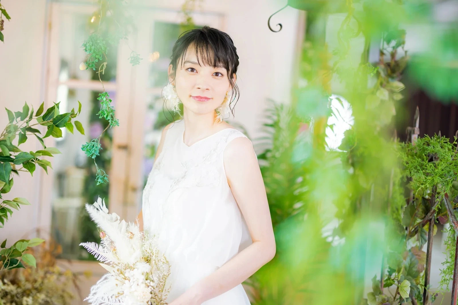 待ち合わせで相手を見つけた女性の顔