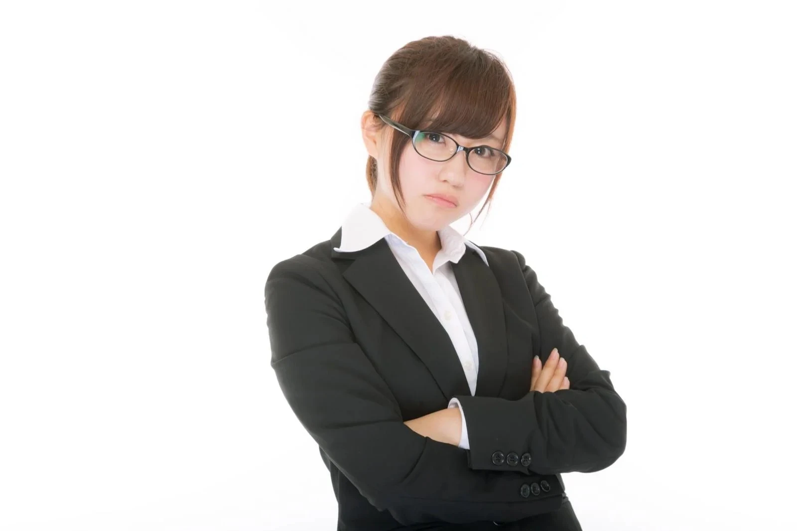 腕組みをして睨んでいる秘書系OL