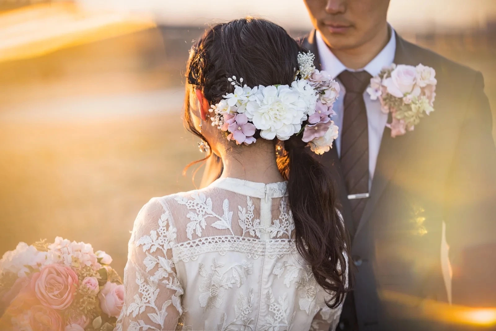 結婚式で花嫁を迎える男性