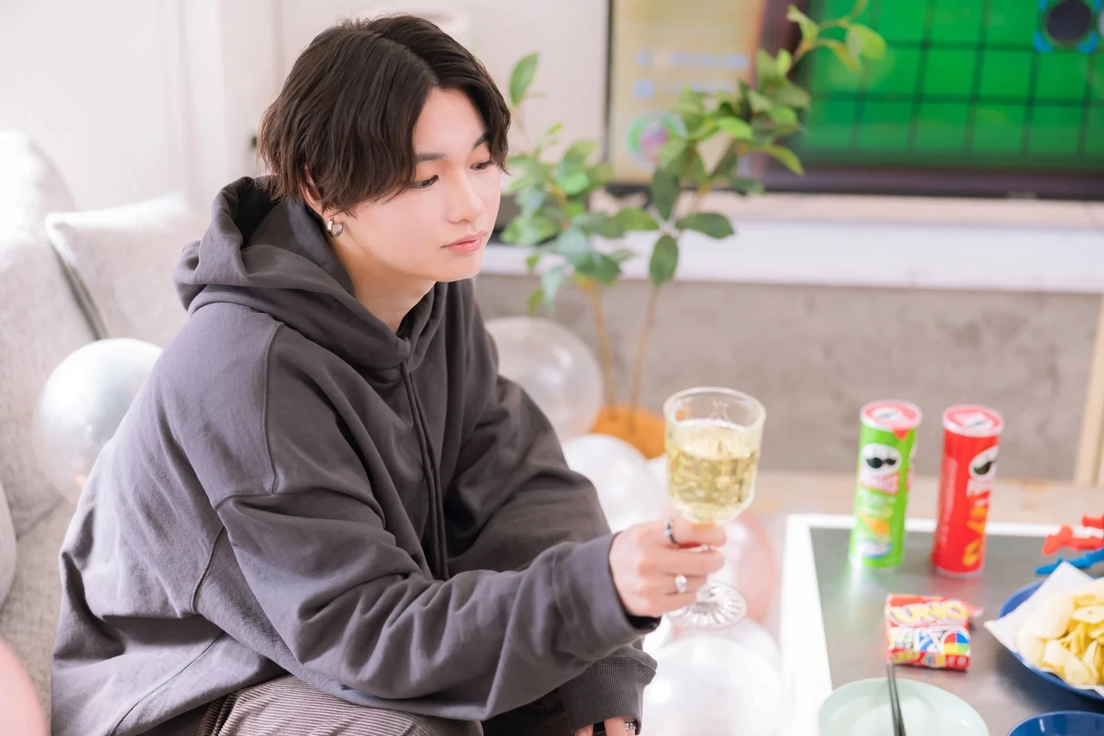 一人パーティーで乾杯する若い男性