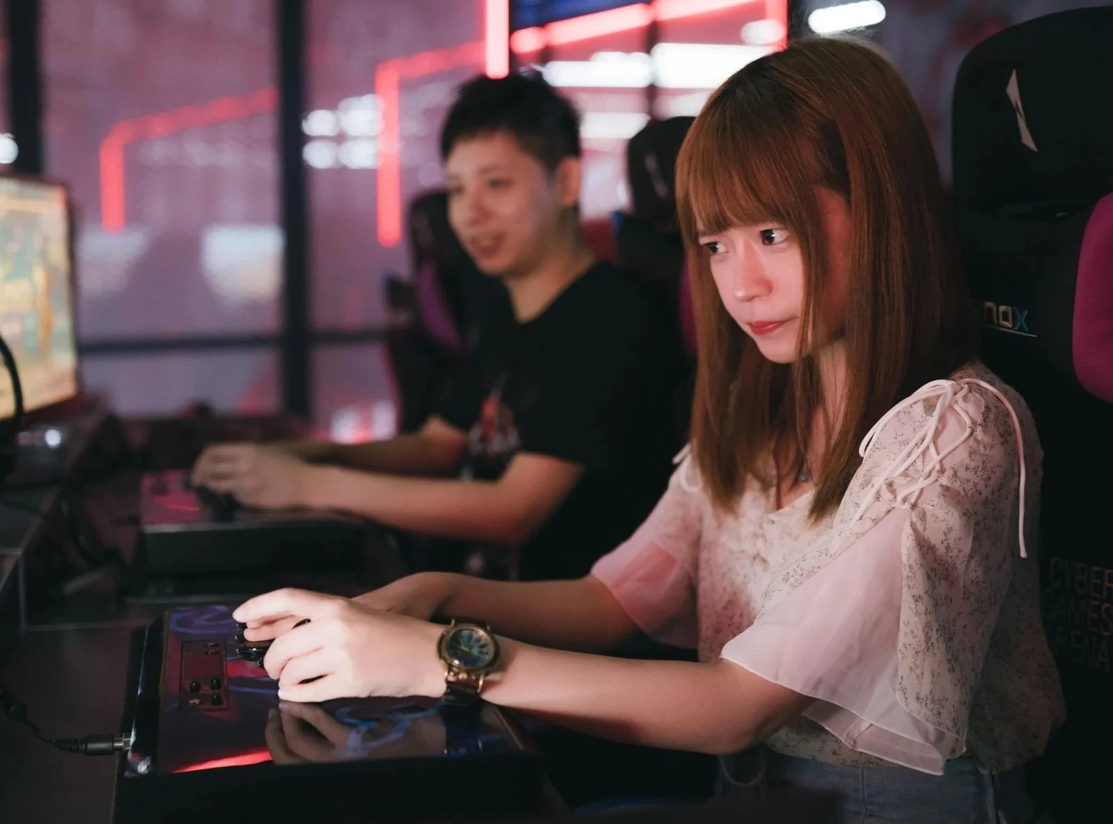 ゲームに没頭する若いカップル