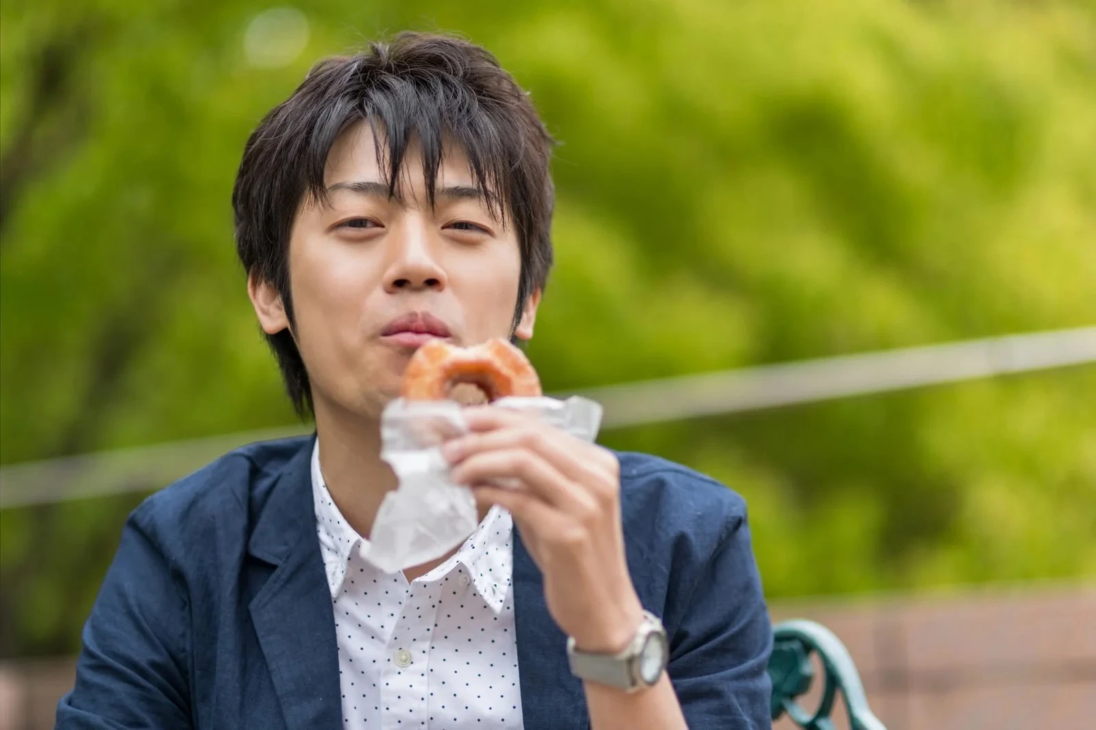 1人でドーナッツを食べる男性