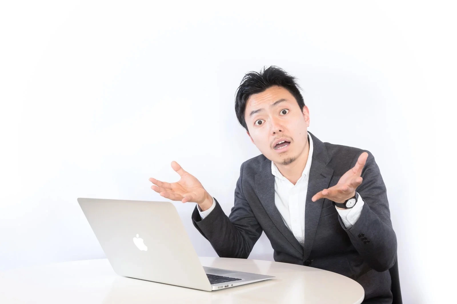 ノートPCの前でわからない顔の男性