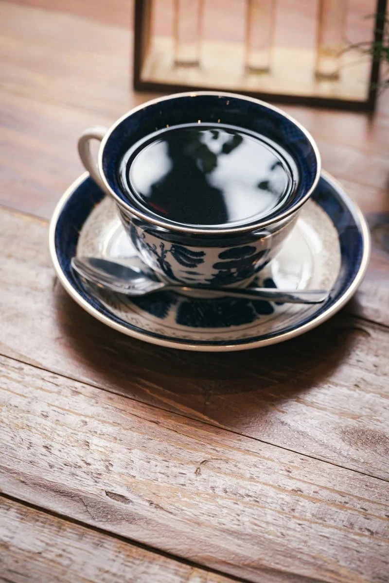 淹れたてのコーヒとカップ