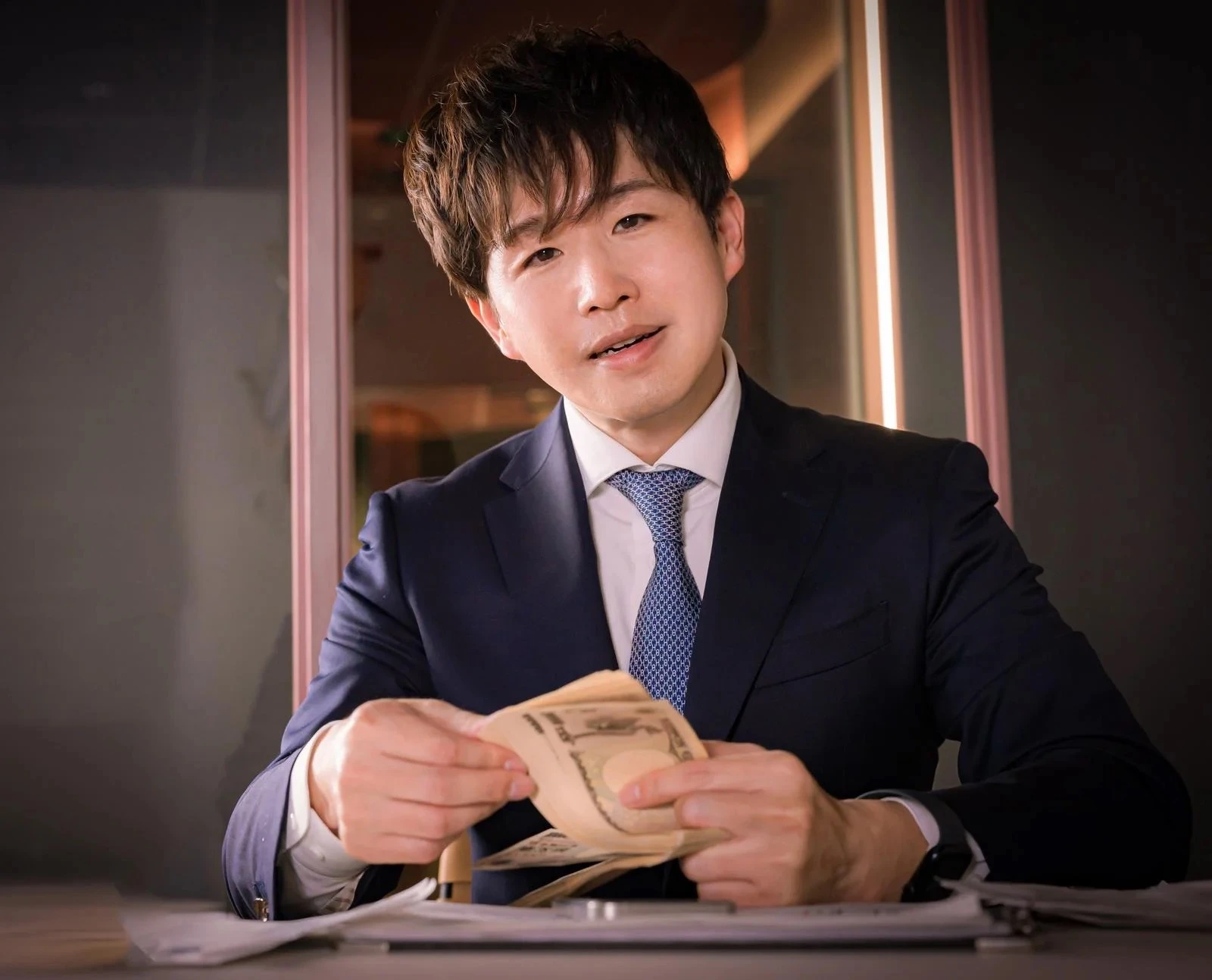 笑顔で紙幣を数える男性