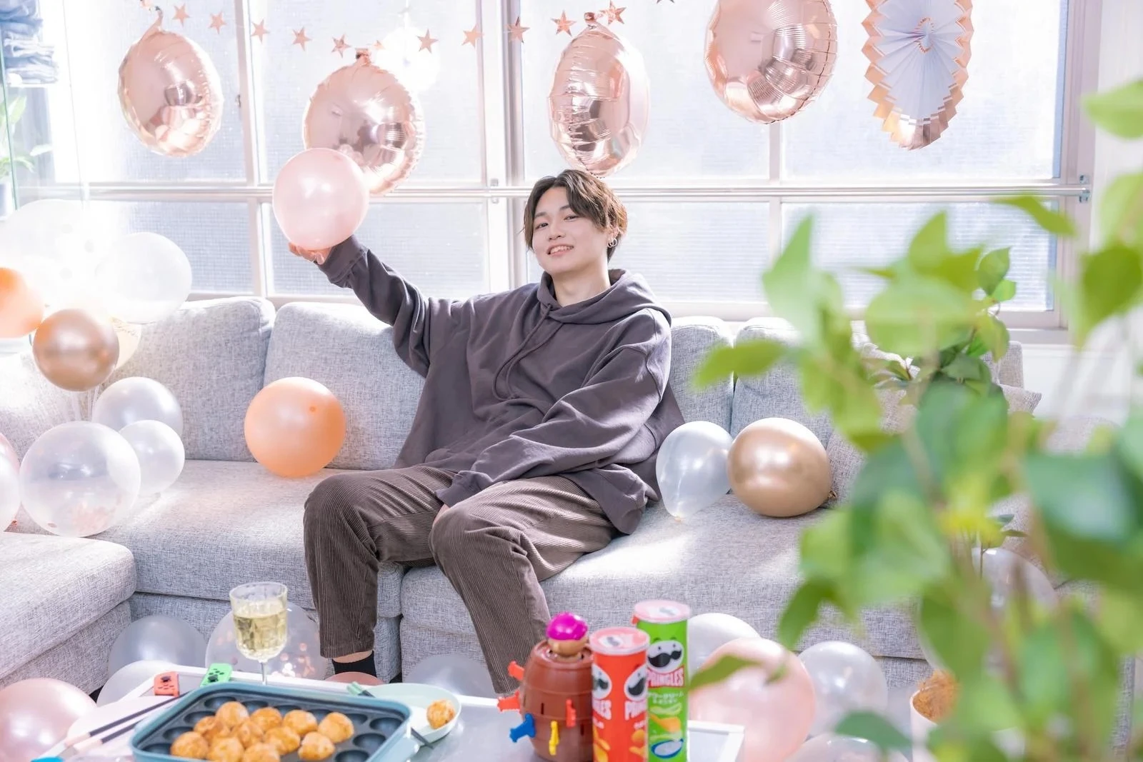 1人パーティーを楽しむ若い男性