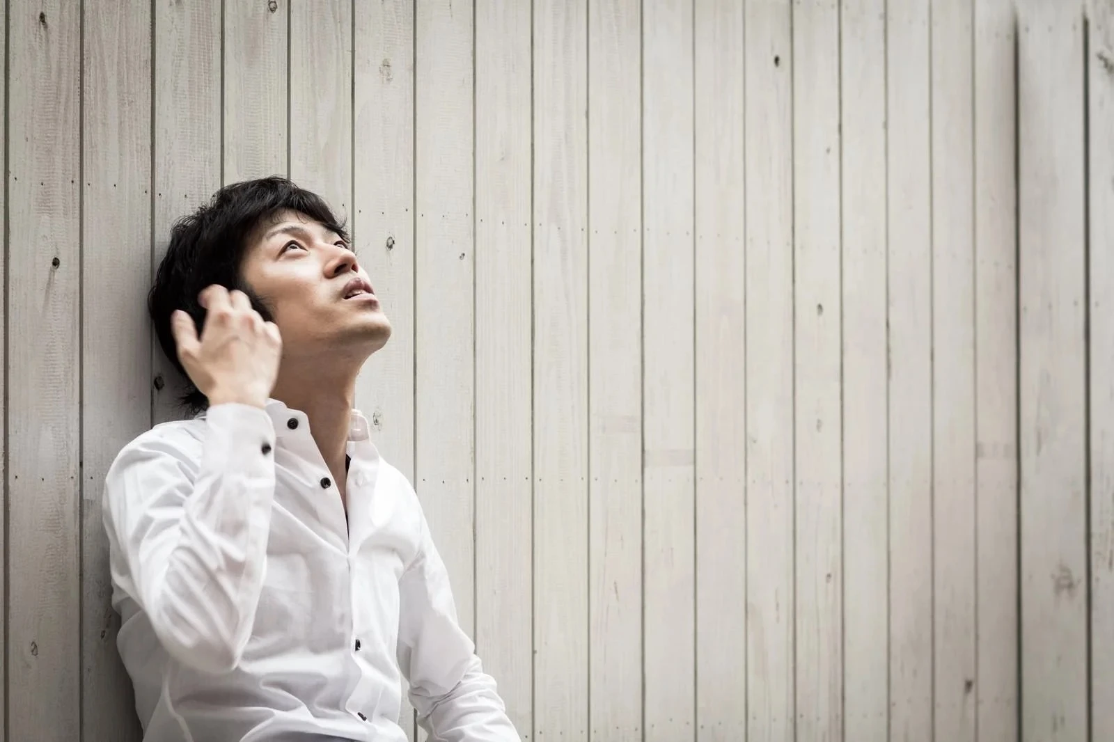 青空を見上げる若い男性