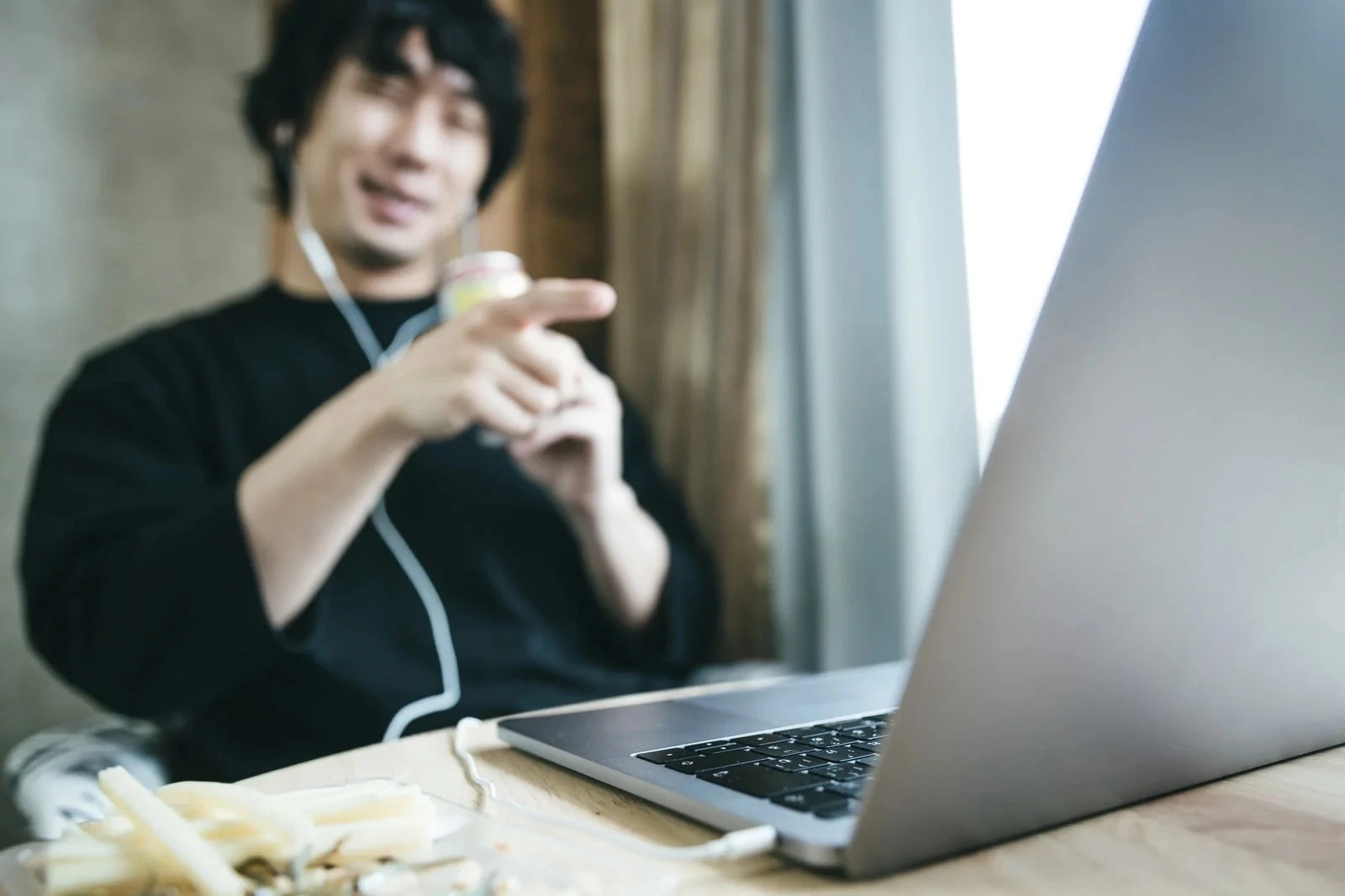 PCの前でコスパを考える若い男性