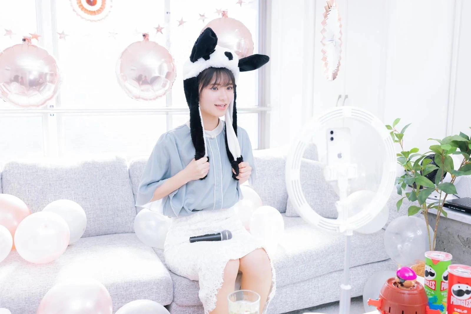 1人パーティーを楽しむ若い女性