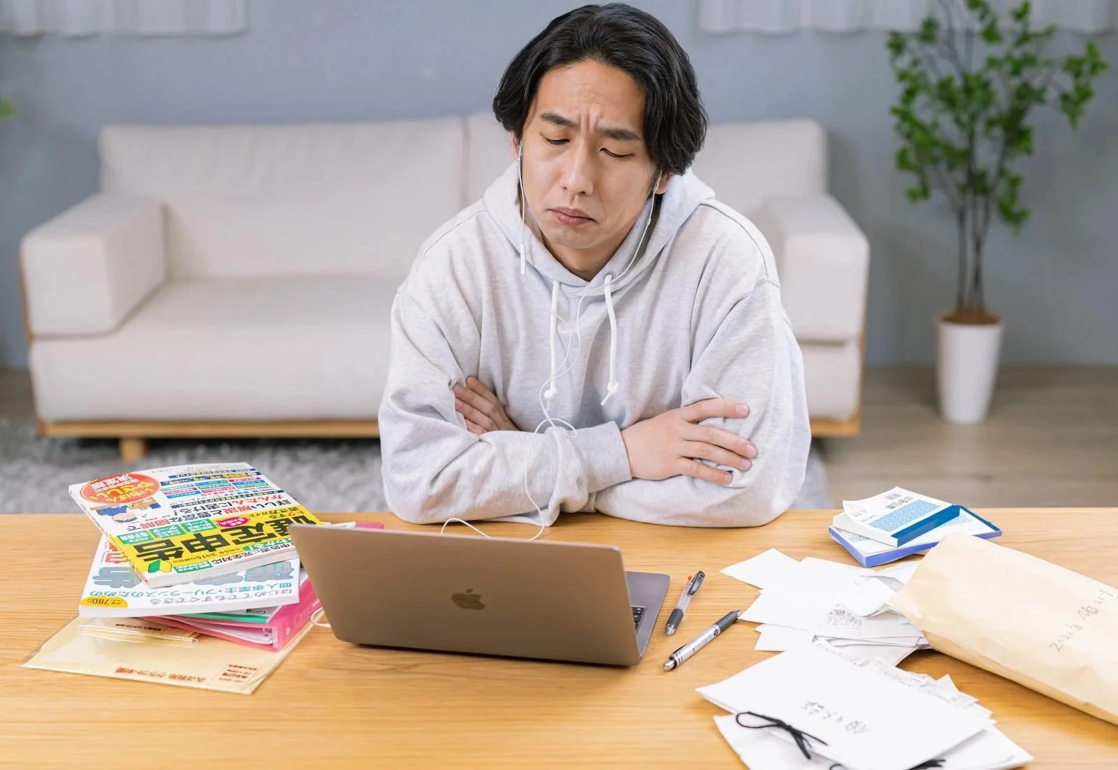 PCの前でコスパを計算する男性