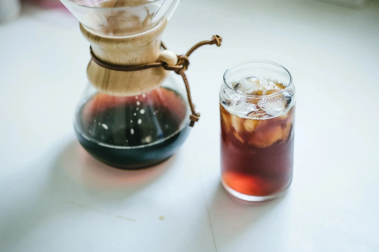 コーヒーメーカーとアイスコーヒー入りのグラス
