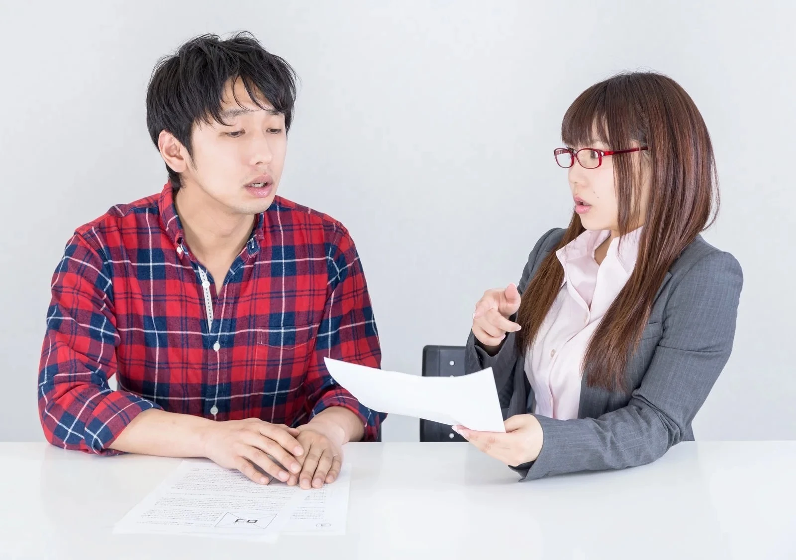 書類を見ながら何事か詰め寄る彼女