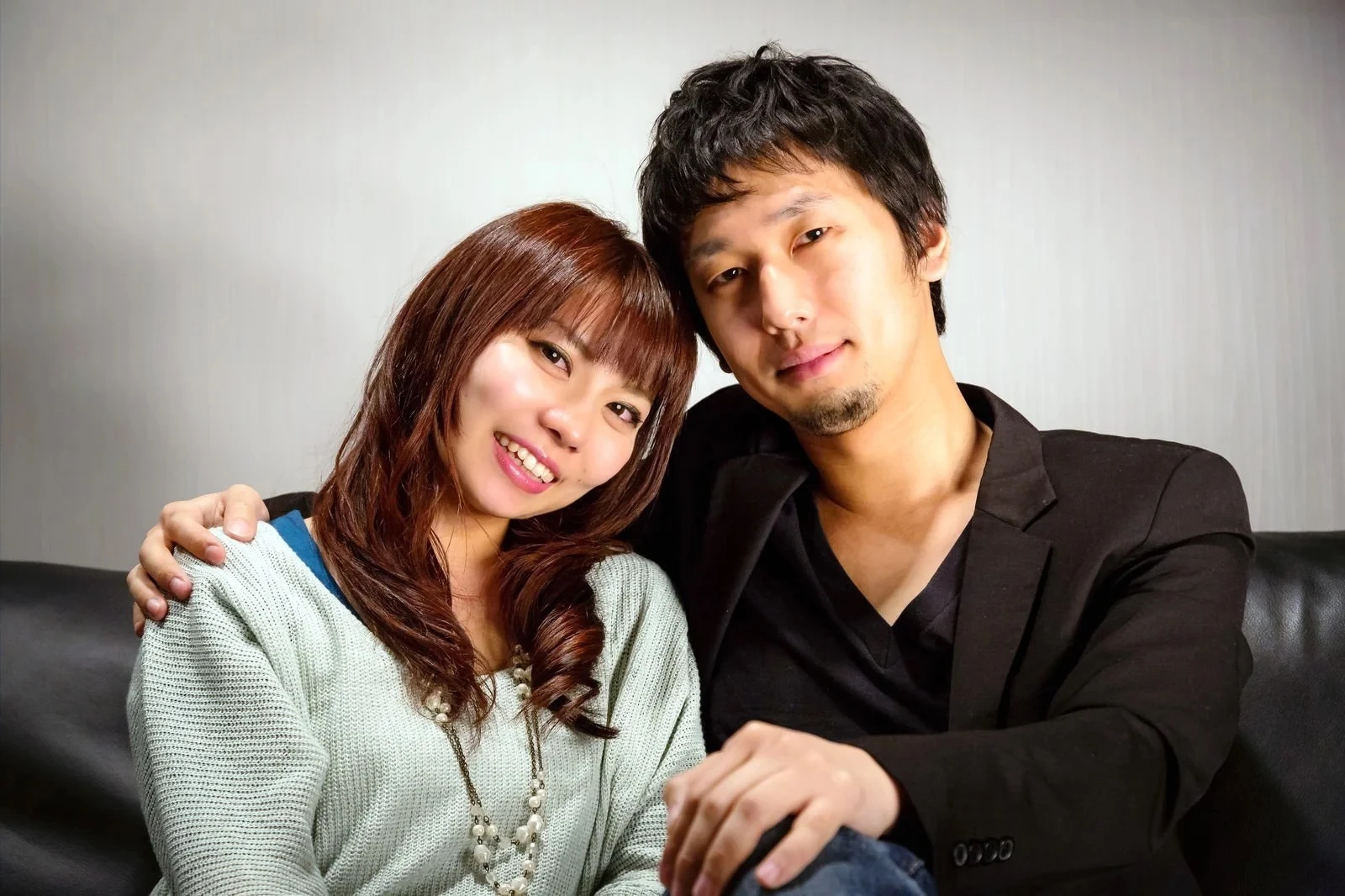 肩を寄せ合うカップル